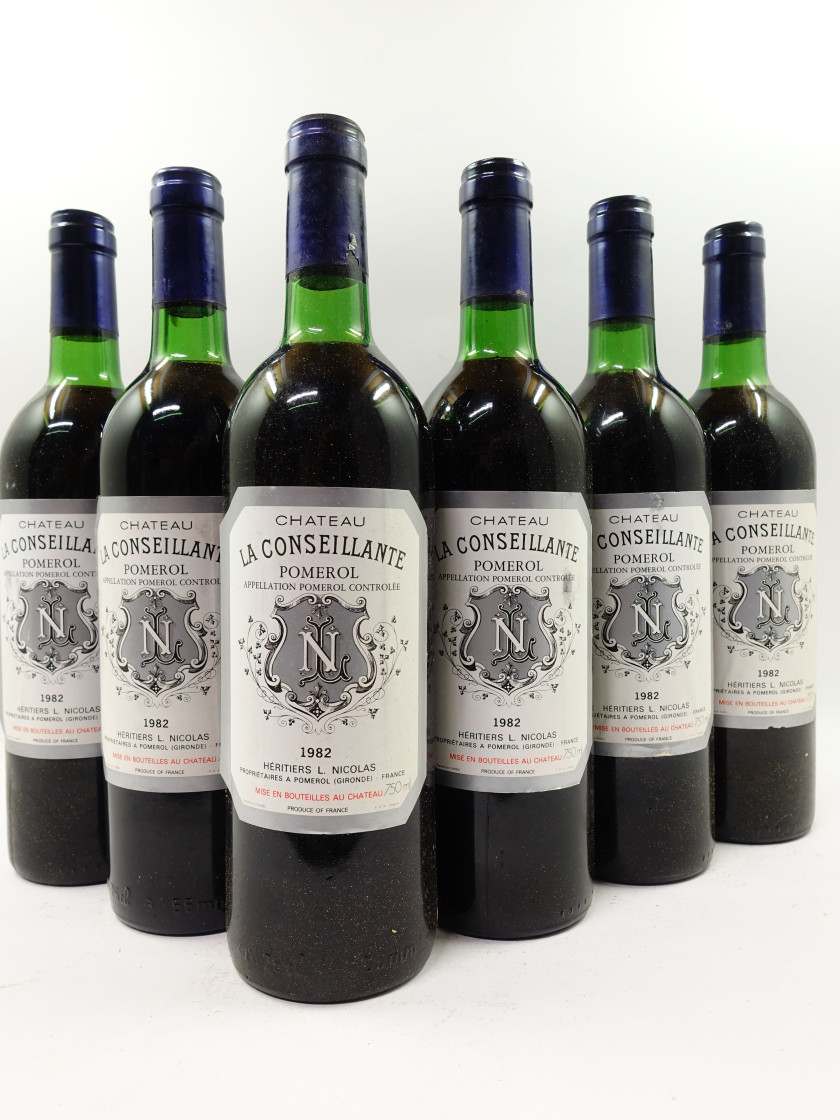 12 bouteilles CHÂTEAU LA CONSEILLANTE 1982 Pomerol (7 légèrement bas