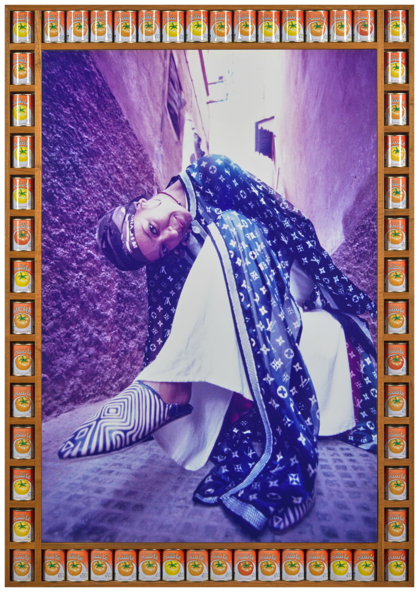 Hassan HAJJAJ Né en 1961 Bouchra, 2000 C-Print, cadre en bois et boîtes de conserves