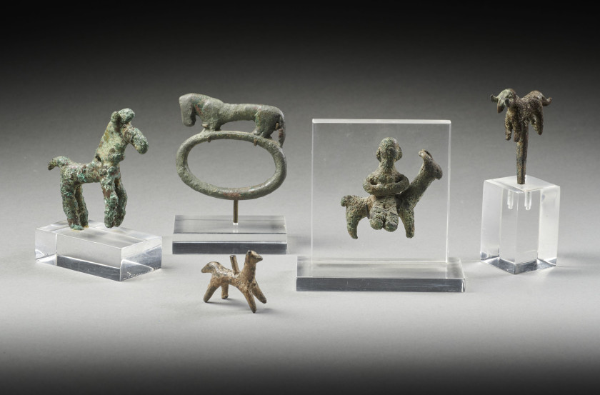 CINQ FIGURINES EN BRONZE  Luristan et art amlash, début du Ier millénaire av. J.-C.