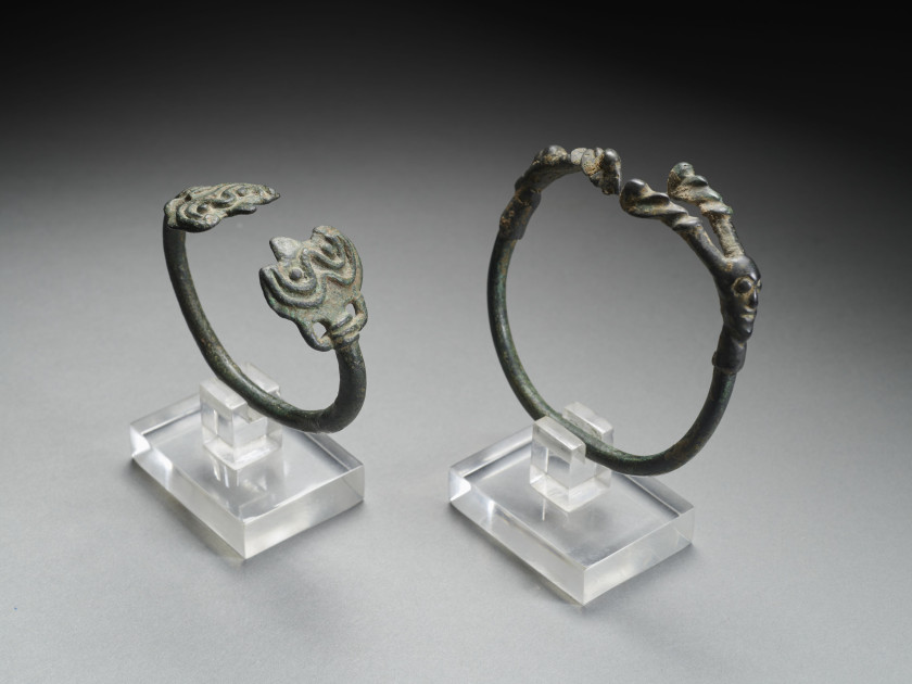 DEUX BRACELETS OUVERTS EN BRONZE  Luristan, vers le VIIIe-VIIe siècle av. J.-C.