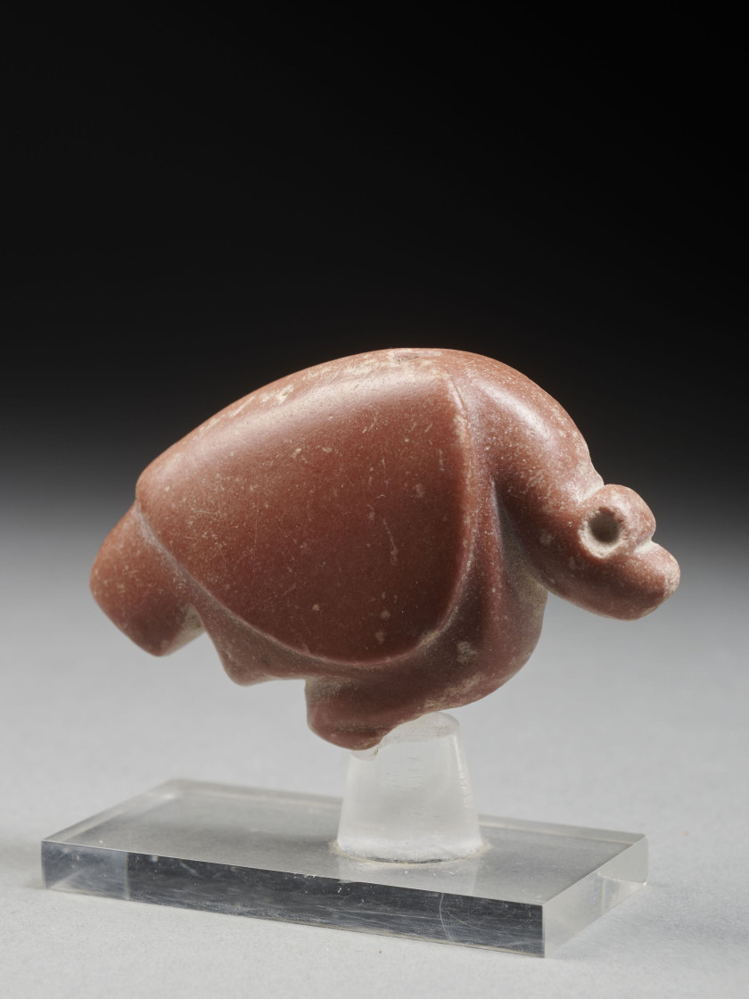 CACHET ZOOMORPHE AU VAUTOUR EN CALCITE ROUGE  Art mésopotamien, Uruk récent, 3500-3100 av. J.-C.