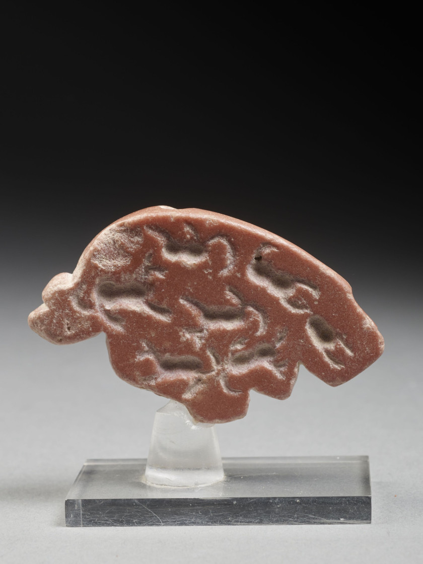 CACHET ZOOMORPHE AU VAUTOUR EN CALCITE ROUGE  Art mésopotamien, Uruk récent, 3500-3100 av. J.-C.