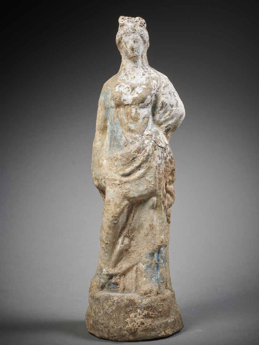 STATUETTE FÉMININE EN TERRE CUITE  Art grec, Grande Grèce, IVe-IIIe siècle av. J.-C.