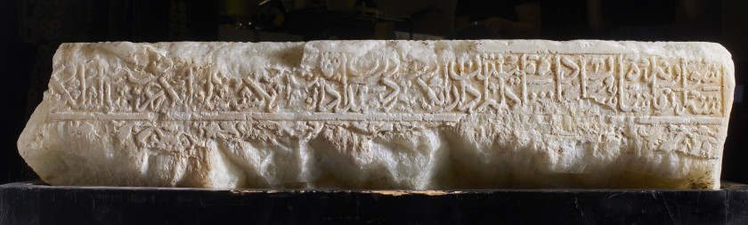 RARE CÉNOTAPHE EN ALBÂTRE  Asie centrale ou Inde, daté 20 safar 893 H/4 février 1488