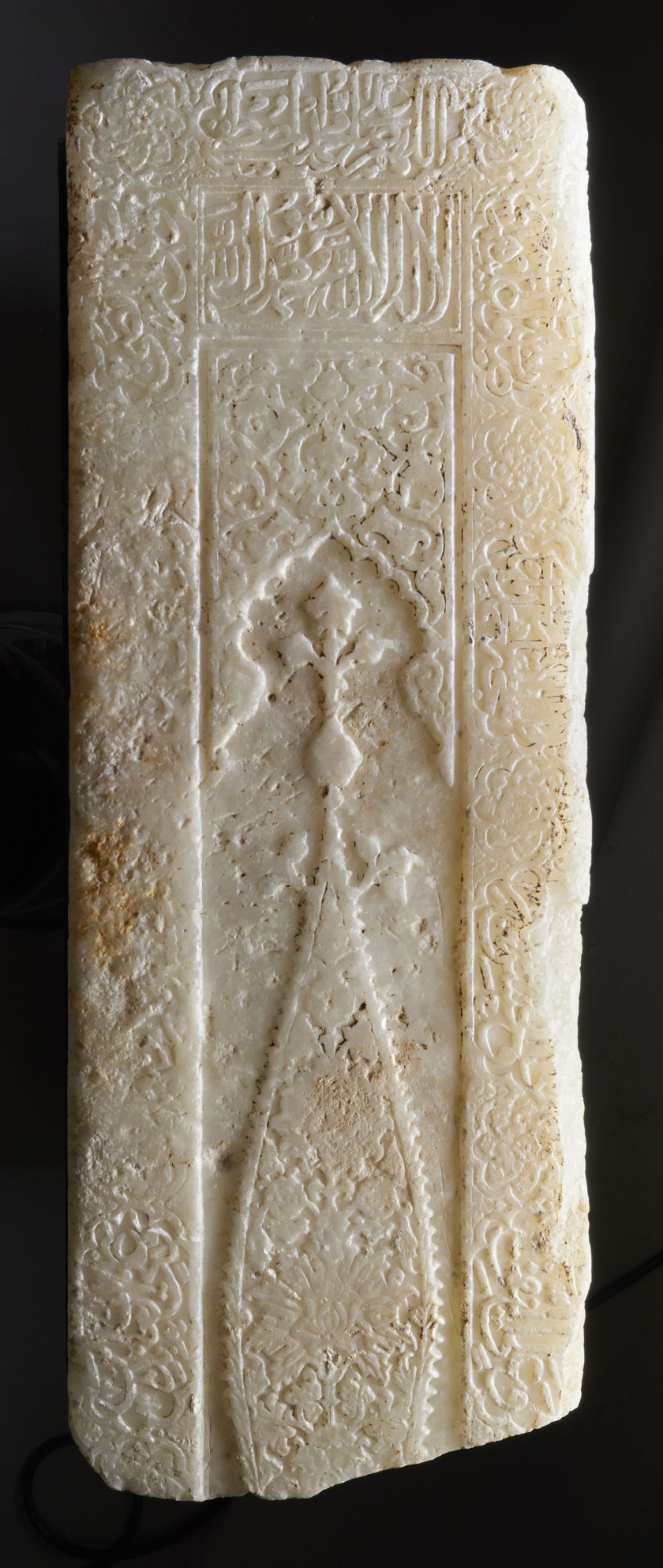 RARE CÉNOTAPHE EN ALBÂTRE  Asie centrale ou Inde, daté 20 safar 893 H/4 février 1488