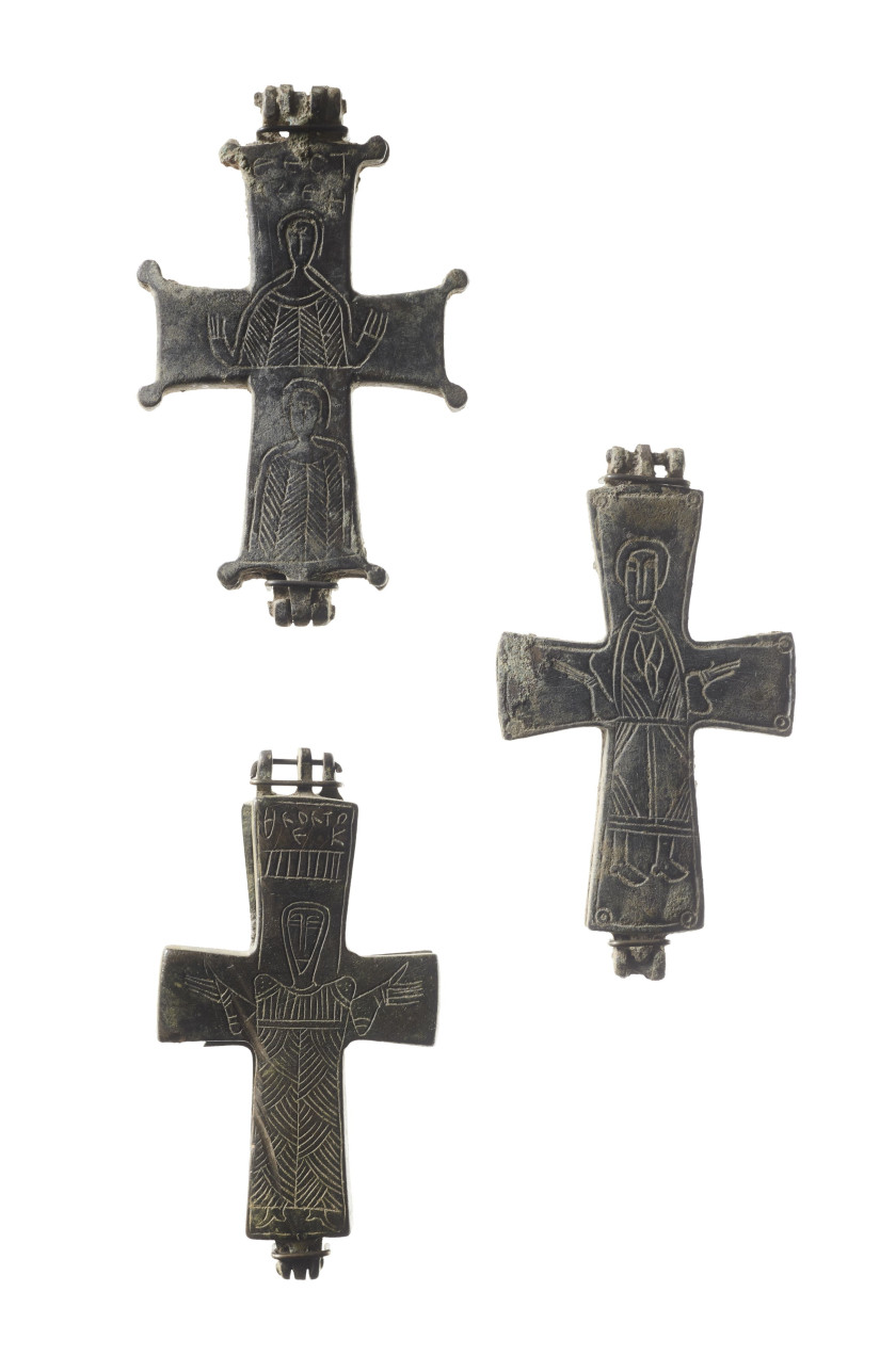 TROIS CROIX ENCOLPIONS EN BRONZE  Art byzantin, VIIIe-XIIe siècle