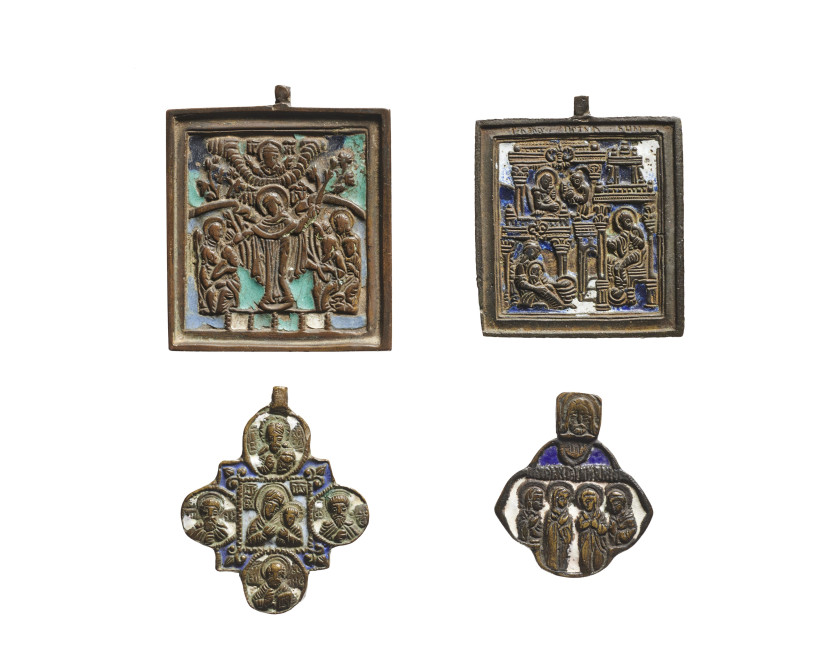 TROIS CROIX ENCOLPIONS EN BRONZE  Art byzantin, VIIIe-XIIe siècle
