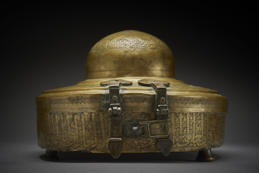 RARE ET GRAND COFFRET MAMLOUK EN FORME D'ARCHITECTURE À DÔME  Pour un grand émir du sultan mamlouk al-Nasir Muhammad (m. 1341), Syri..