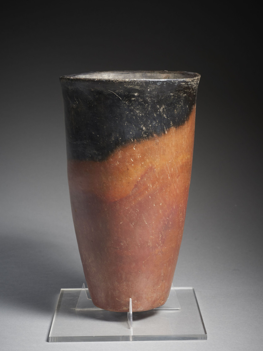 VASE "BLACK TOP" EN TERRE CUITE  Art égyptien, période prédynastique, Nagada I-II, 4000-3300 av. J.-C.