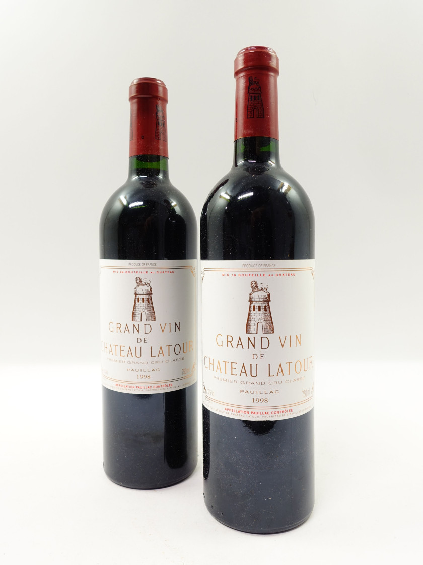 2 bouteilles CHÂTEAU LATOUR 1998 1er GC Pauillac (capsules usées sur le dessus)