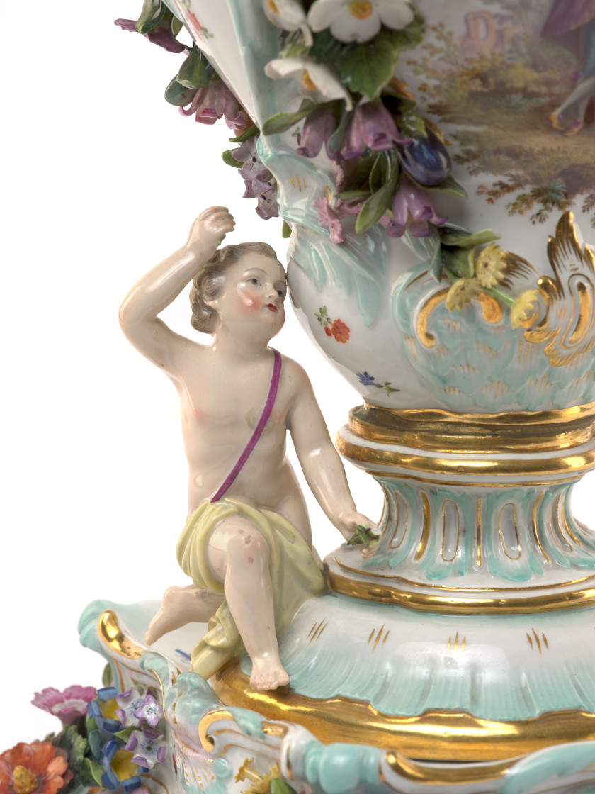 VASE POT-POURRI COUVERT ET BASE CARRÉE EN PORCELAINE DE MEISSEN DE LA FIN DU XIXe SIÈCLE