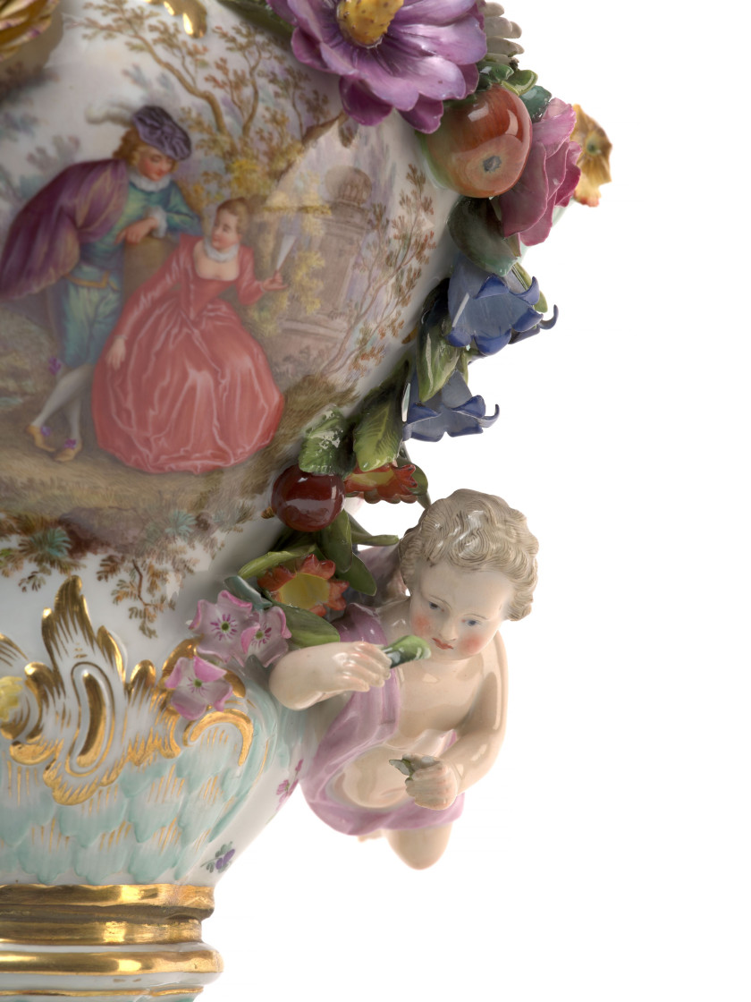 VASE POT-POURRI COUVERT ET BASE CARRÉE EN PORCELAINE DE MEISSEN DE LA FIN DU XIXe SIÈCLE