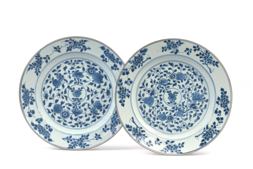 PAIRE DE PLATS EN PORCELAINE BLEU BLANC, Chine, dynastie Qing, XVIIIe siècle