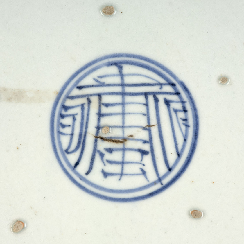 IMPORTANT PLAT CREUX EN PORCELAINE ARITA, Japon, époque Edo, XVIIe siècle