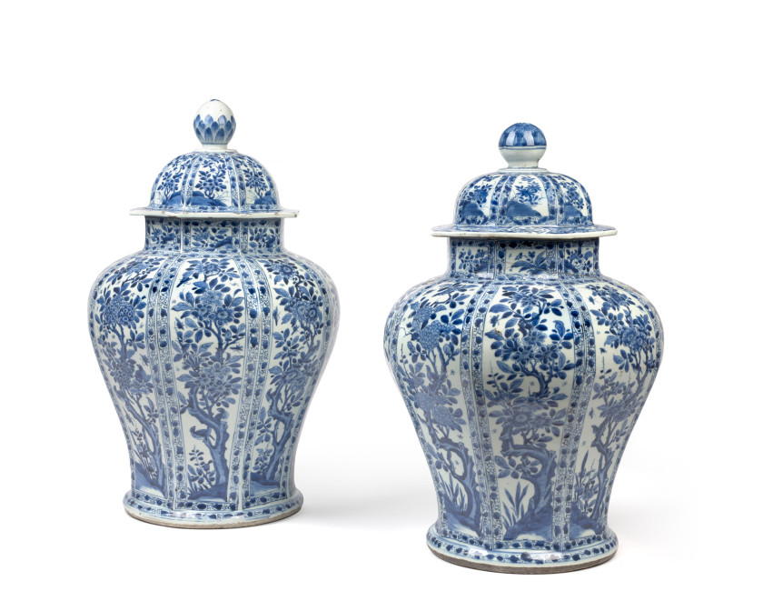 DEUX POTICHES COUVERTES EN PORCELAINE BLEU BLANC, Chine, dynastie Qing, époque Kangxi (1662-1722)