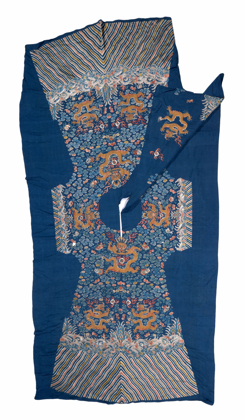 ROBE NON MONTÉE EN SOIE BLEUE BRODÉE, JIFU, Chine, fin de la dynastie Qing (1644-1911)