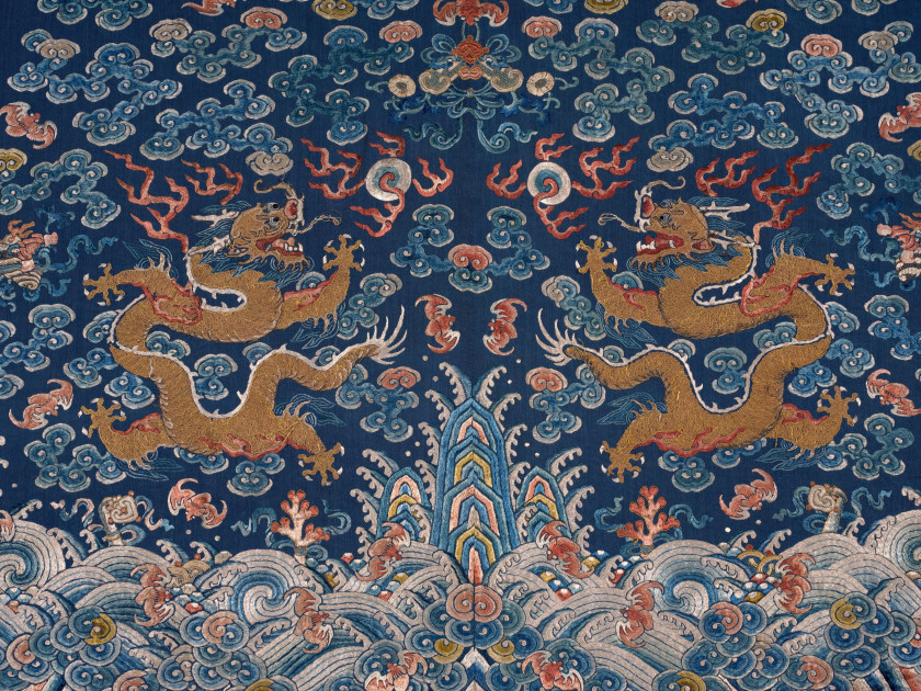 ROBE NON MONTÉE EN SOIE BLEUE BRODÉE, JIFU, Chine, fin de la dynastie Qing (1644-1911)