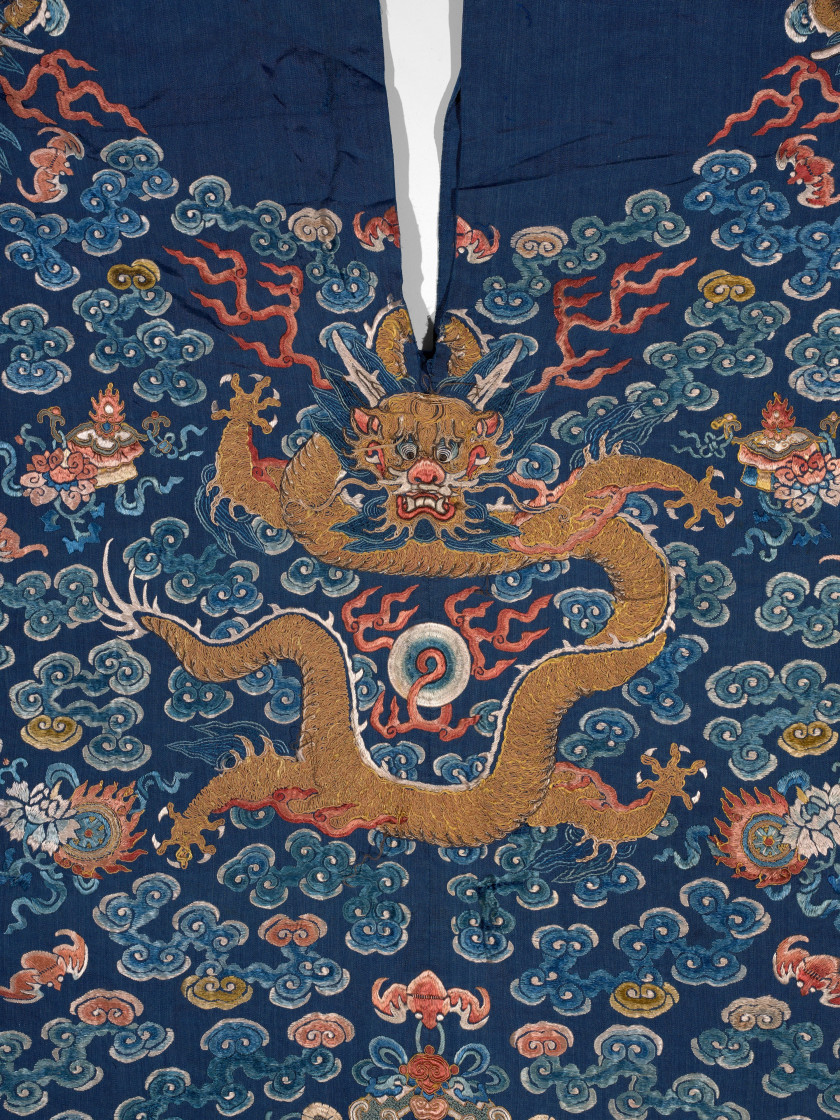 ROBE NON MONTÉE EN SOIE BLEUE BRODÉE, JIFU, Chine, fin de la dynastie Qing (1644-1911)