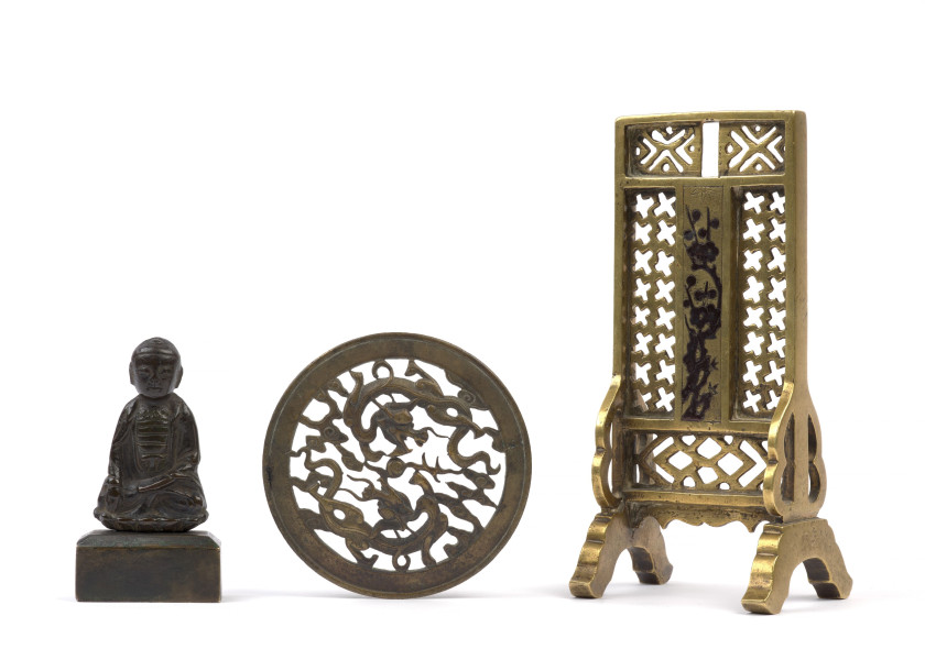 STATUETTE DE BOUDDHA, ÉCRAN DE TABLE ET COUVERCLE EN BRONZE, Corée, fin du XIXe-début du XXe siècle