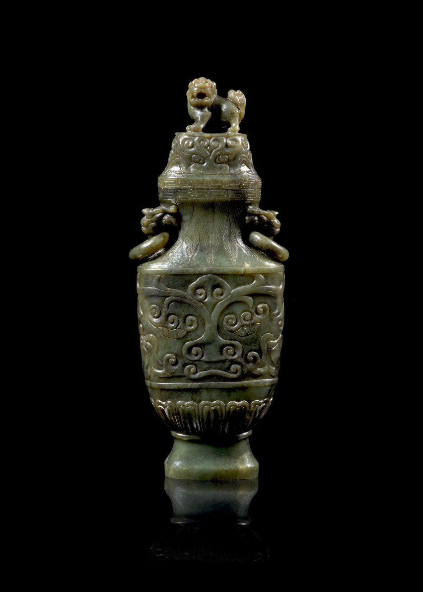 VASE COUVERT EN JADE VERT, Chine, début du XXe siècle