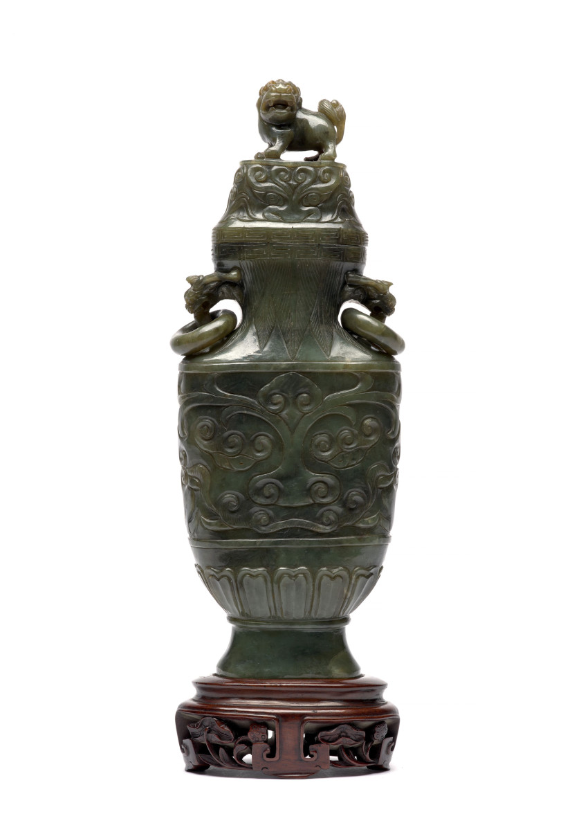 VASE COUVERT EN JADE VERT, Chine, début du XXe siècle