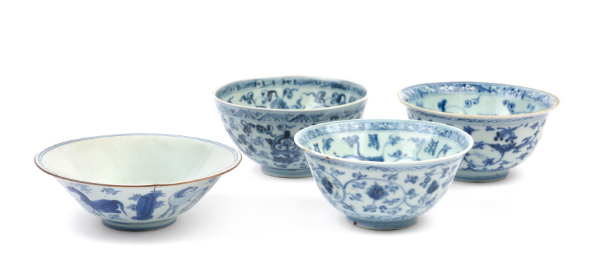 QUATRE BOLS EN PORCELAINE BLEU BLANC, Chine, dynastie Ming, XVIe siècle