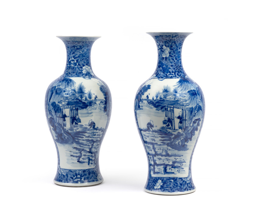 PAIRE DE VASES EN PORCELAINE BLEU BLANC, Chine