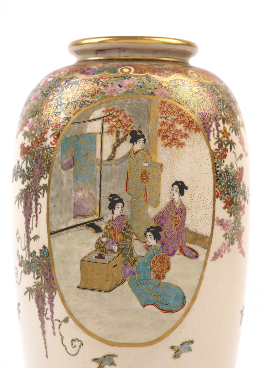 DEUX PAIRES DE VASES EN FAÏENCE SATSUMA, Japon, époque Meiji (1868-1912)