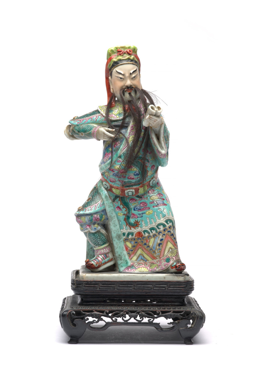 STATUETTE DE DIGNITAIRE EN PORCELAINE FAMILLE ROSE, Chine, fin de la dynastie Qing (1644-1911)