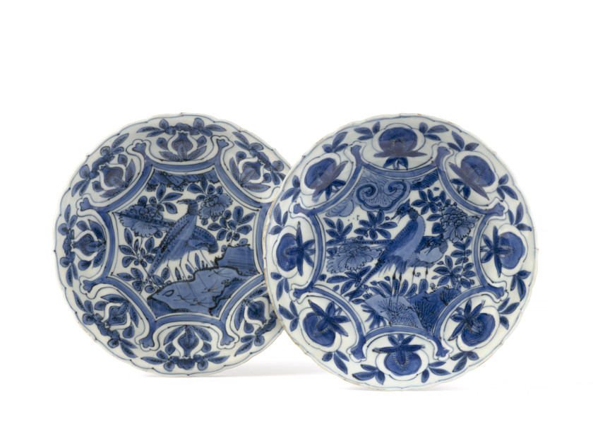 DEUX ASSIETTES EN PORCELAINE BLEU BLANC, Chine, dynastie Ming, époque Wanli (1573-1620)