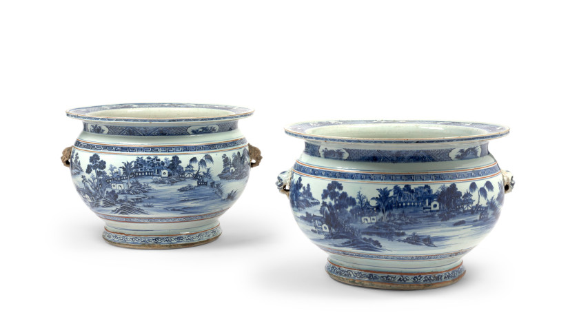 DEUX VASQUES À POISSONS EN PORCELAINE BLEU BLANC, Chine, dynastie Qing, époque Qianlong (1736-1795)