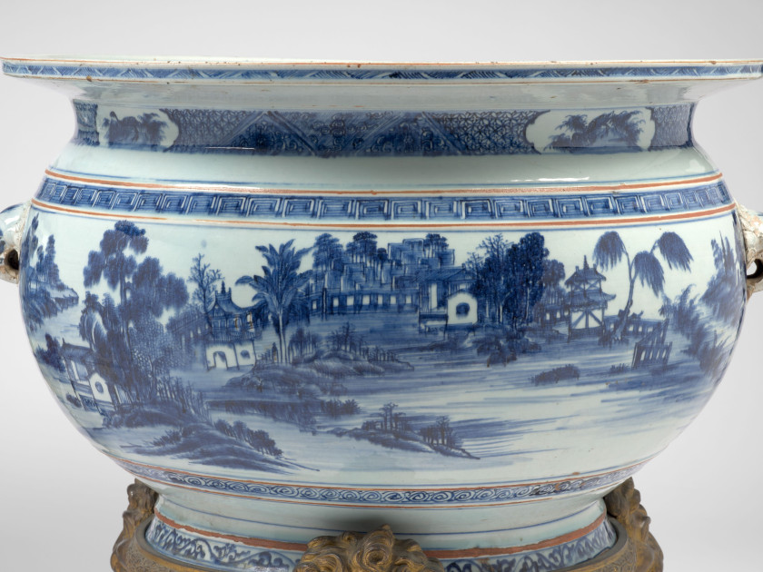 DEUX VASQUES À POISSONS EN PORCELAINE BLEU BLANC, Chine, dynastie Qing, époque Qianlong (1736-1795)