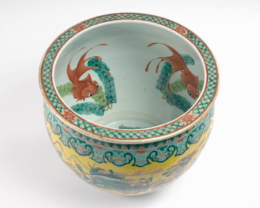 VASQUE A POISSON EN PORCELAINE FAMILLE VERT A FOND JAUNE, Chine, fin de la dynastie Qing (1664-1911)