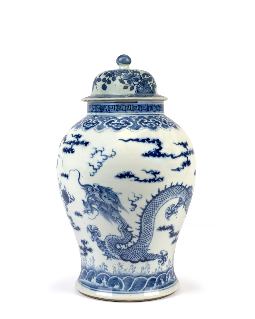 VASE COUVERT, BOL ET PETITE COUPE EN PORCELAINE BLEU DE HUÊ, Vietnam, XIXème siècle