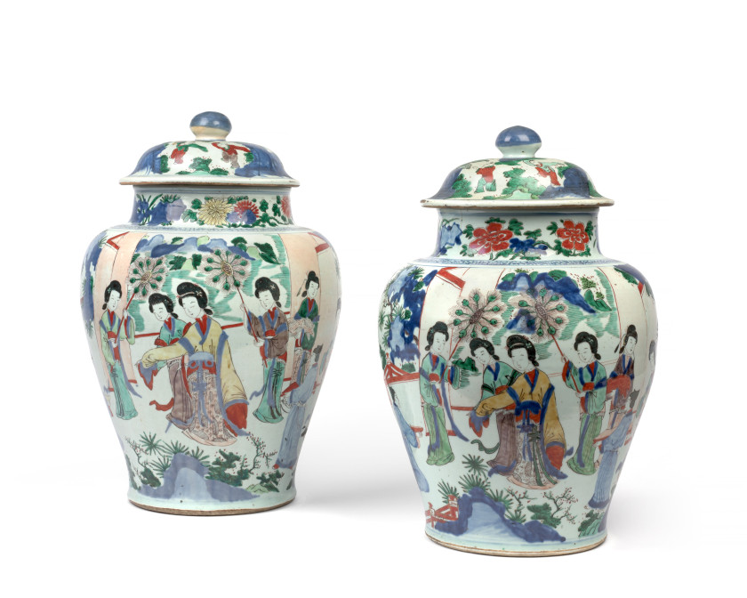 DEUX VASES COUVERTS EN PORCELAINE WUCAI, Chine, époque transition, XVIIe siècle