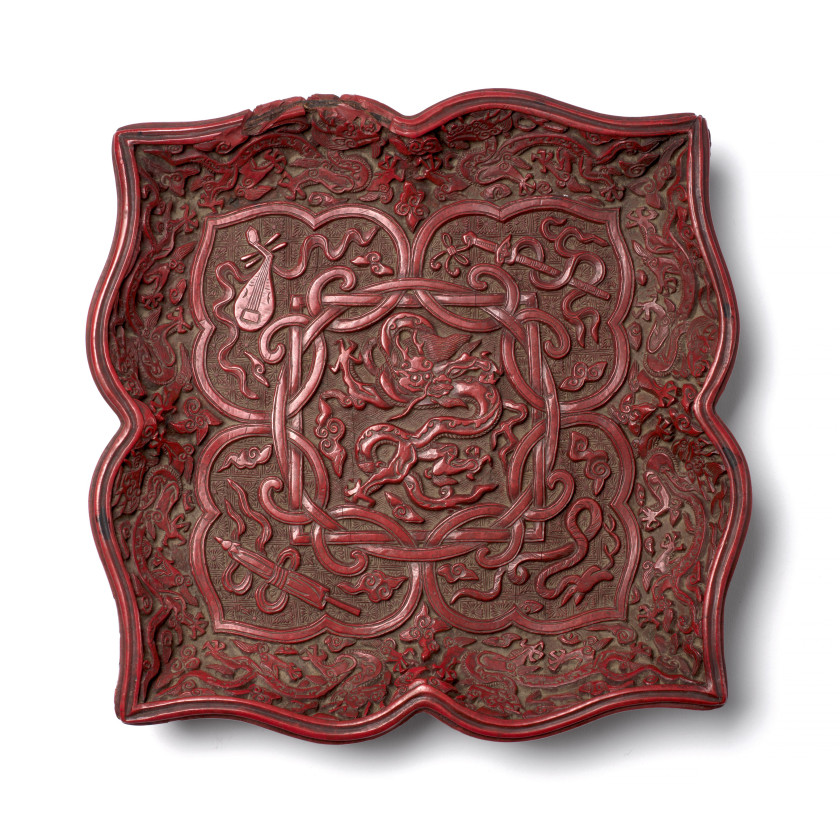 TRÈS RARE PLATEAU EN LAQUE ROUGE SCULPTÉE, Chine, dynastie Ming, marque et époque Jiajing (1522-1566)