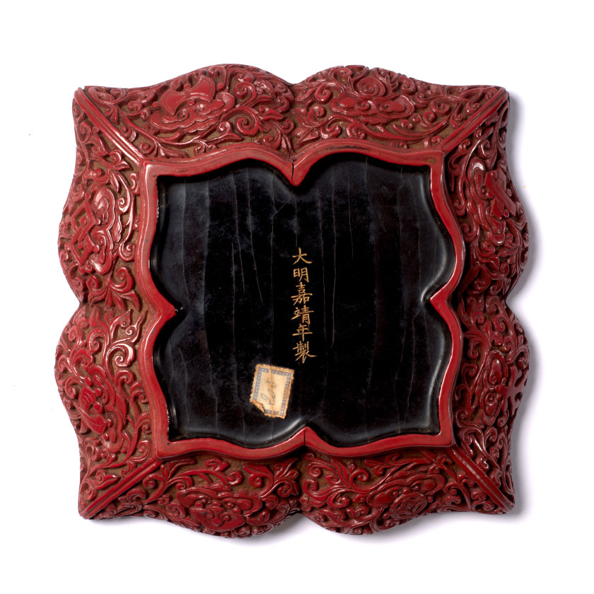 TRÈS RARE PLATEAU EN LAQUE ROUGE SCULPTÉE, Chine, dynastie Ming, marque et époque Jiajing (1522-1566)