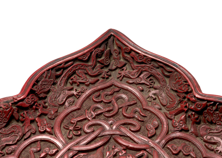 TRÈS RARE PLATEAU EN LAQUE ROUGE SCULPTÉE, Chine, dynastie Ming, marque et époque Jiajing (1522-1566)