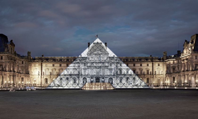 ¤ JR (Français - Né en 1983) JR at the Louvre, La Pyramide - 2016 Tirage photographique en couleur contrecollé sur aluminium, dibond