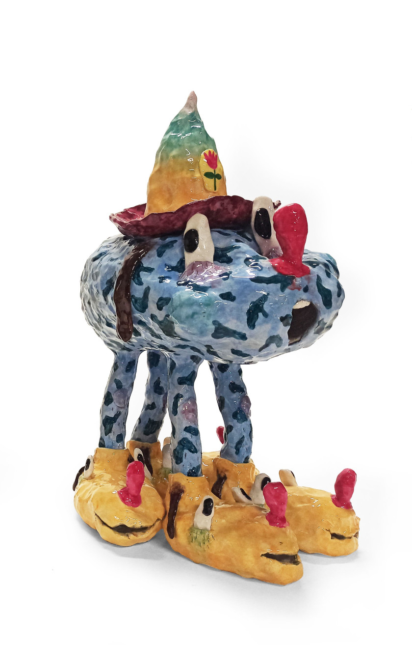 ¤ Joakim OJANEN (Suédois - Né en 1985) Blue camo dog with dog friend slippers - 2020 Céramique émaillée