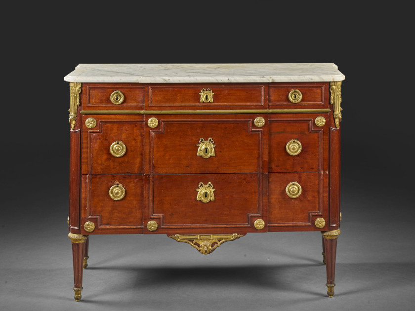 COMMODE D'ÉPOQUE LOUIS XVI LIVRÉE POUR LE CONTRÔLEUR GÉNÉRAL JEAN-FRANCOIS JOLY DE FLEURY DE LAVALETTE (1718-1802) À VERSAILLES Esta..