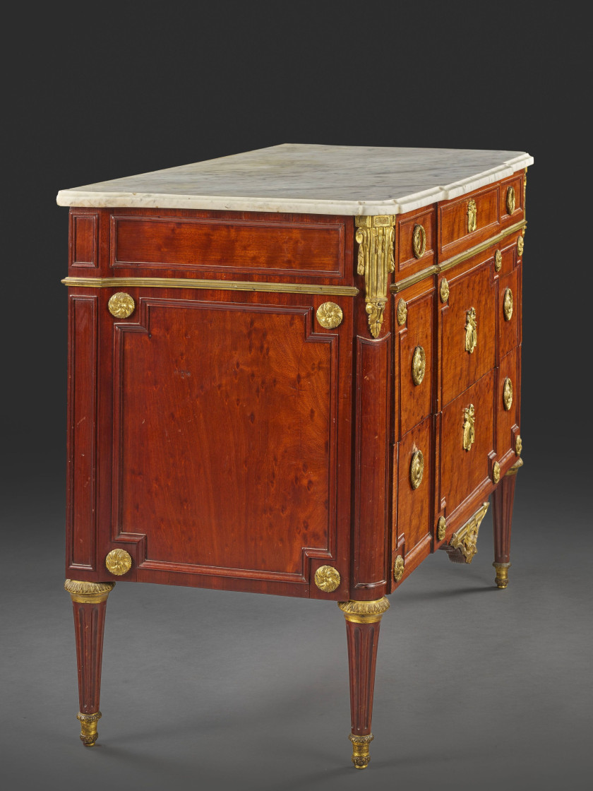 COMMODE D'ÉPOQUE LOUIS XVI LIVRÉE POUR LE CONTRÔLEUR GÉNÉRAL JEAN-FRANCOIS JOLY DE FLEURY DE LAVALETTE (1718-1802) À VERSAILLES Esta..