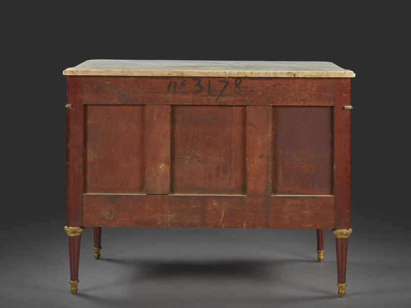 COMMODE D'ÉPOQUE LOUIS XVI LIVRÉE POUR LE CONTRÔLEUR GÉNÉRAL JEAN-FRANCOIS JOLY DE FLEURY DE LAVALETTE (1718-1802) À VERSAILLES Esta..