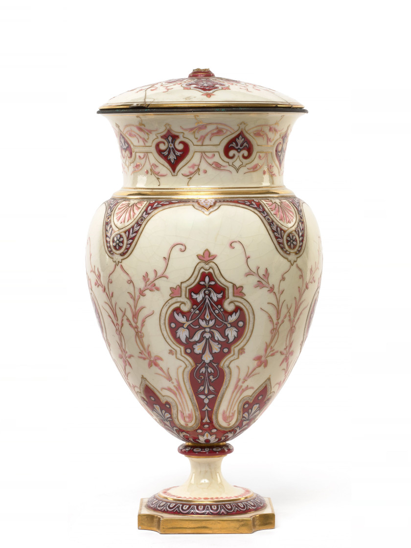 VASE COUVERT EN PORCELAINE DE SÈVRES DE LA FIN DU XIXe SIÈCLE Daté 1882