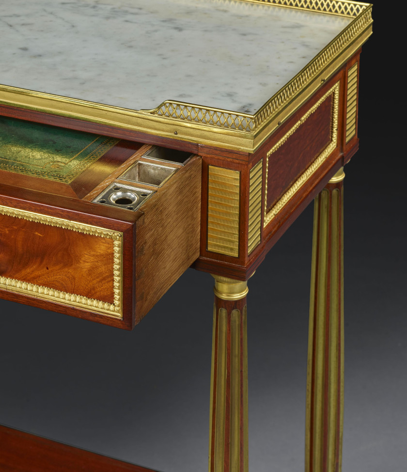 TABLE À ÉCRIRE D'ÉPOQUE LOUIS XVI Estampille de Claude Charles Saunier