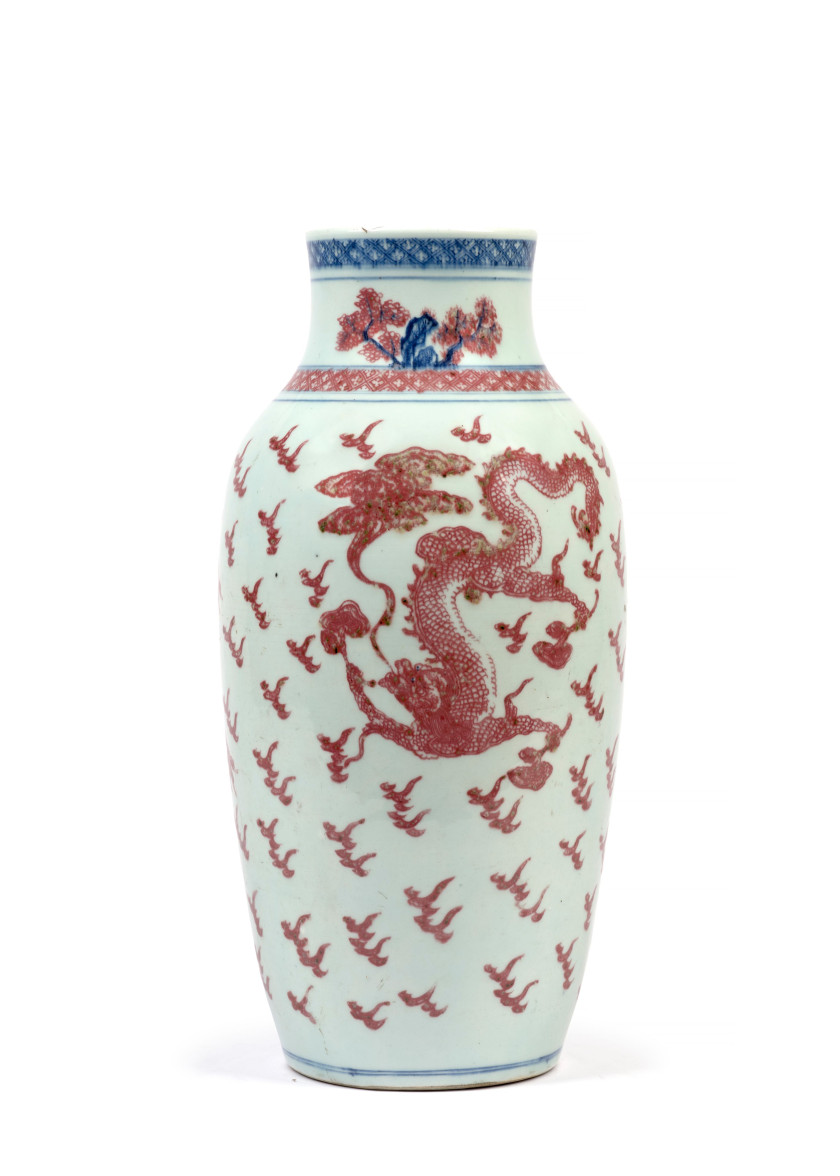 VASE EN PORCELAINE BLEU BLANC ET ROUGE DE CUIVRE, Chine, dynastie Qing, XVIIIe siècle