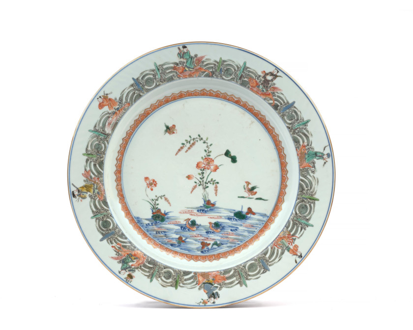 GRAND PLAT CREUX EN PORCELAINE DOUCAI, Chine, dynastie Qing, circa 1735-1740