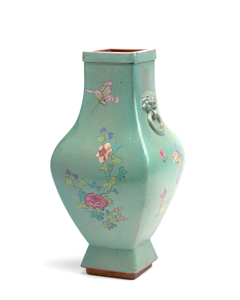 VASE EN GRÈS DE YIXING ÉMAILLÉ TURQUOISE, Chine, dynastie Qing, XVIIIe-XIXe siècle