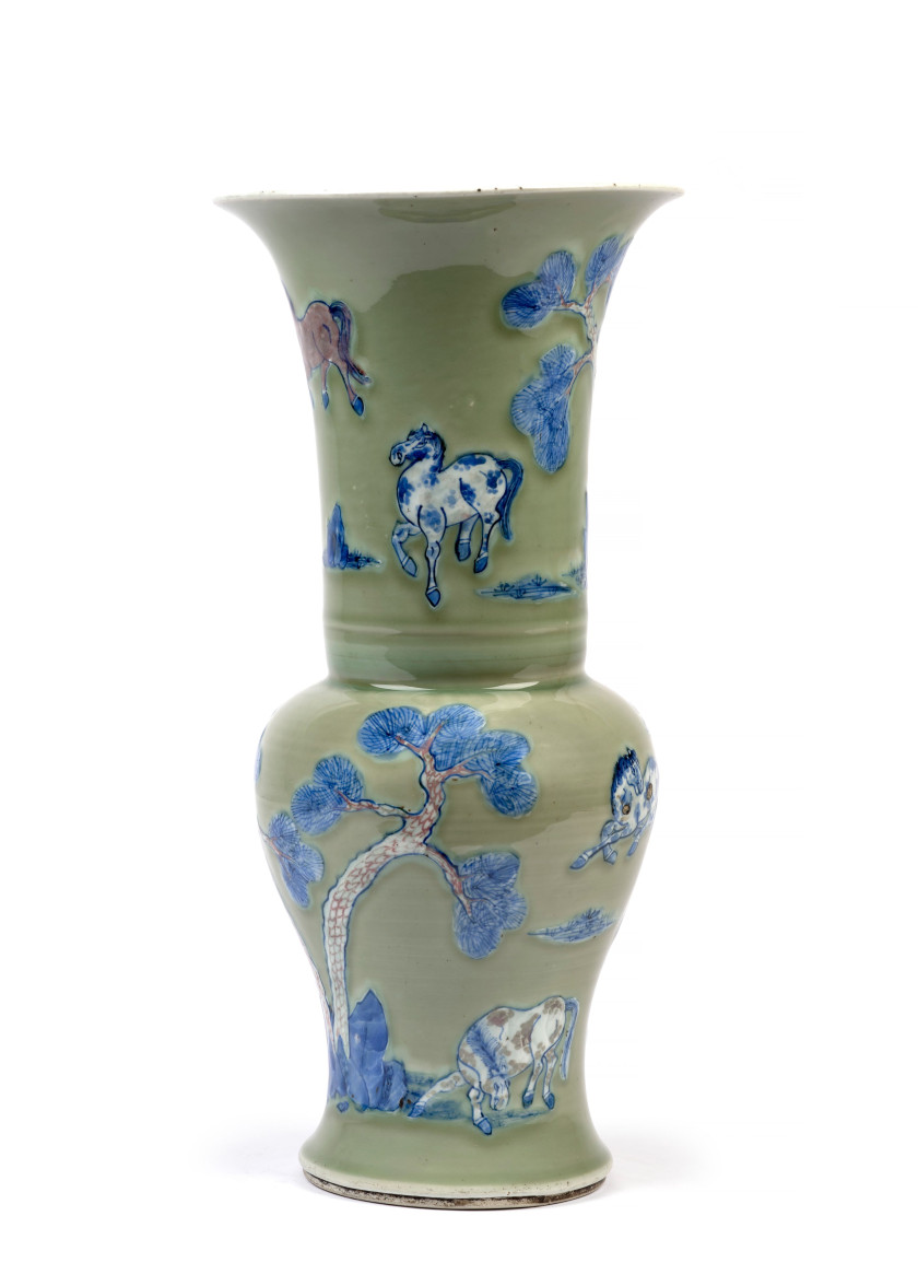 VASE YENYEN EN PORCELAINE BLEU BLANC ET ROUGE DE CUIVRE SUR FOND CELADON, Chine, dynastie Qing, époque Kangxi (1662-1722)