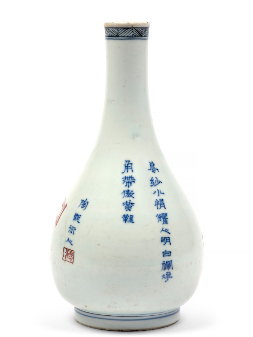 VASE BOUTEILLE EN PORCELAINE FAMILLE VERTE, Chine, dynastie Qing, époque Kangxi (1662-1722)